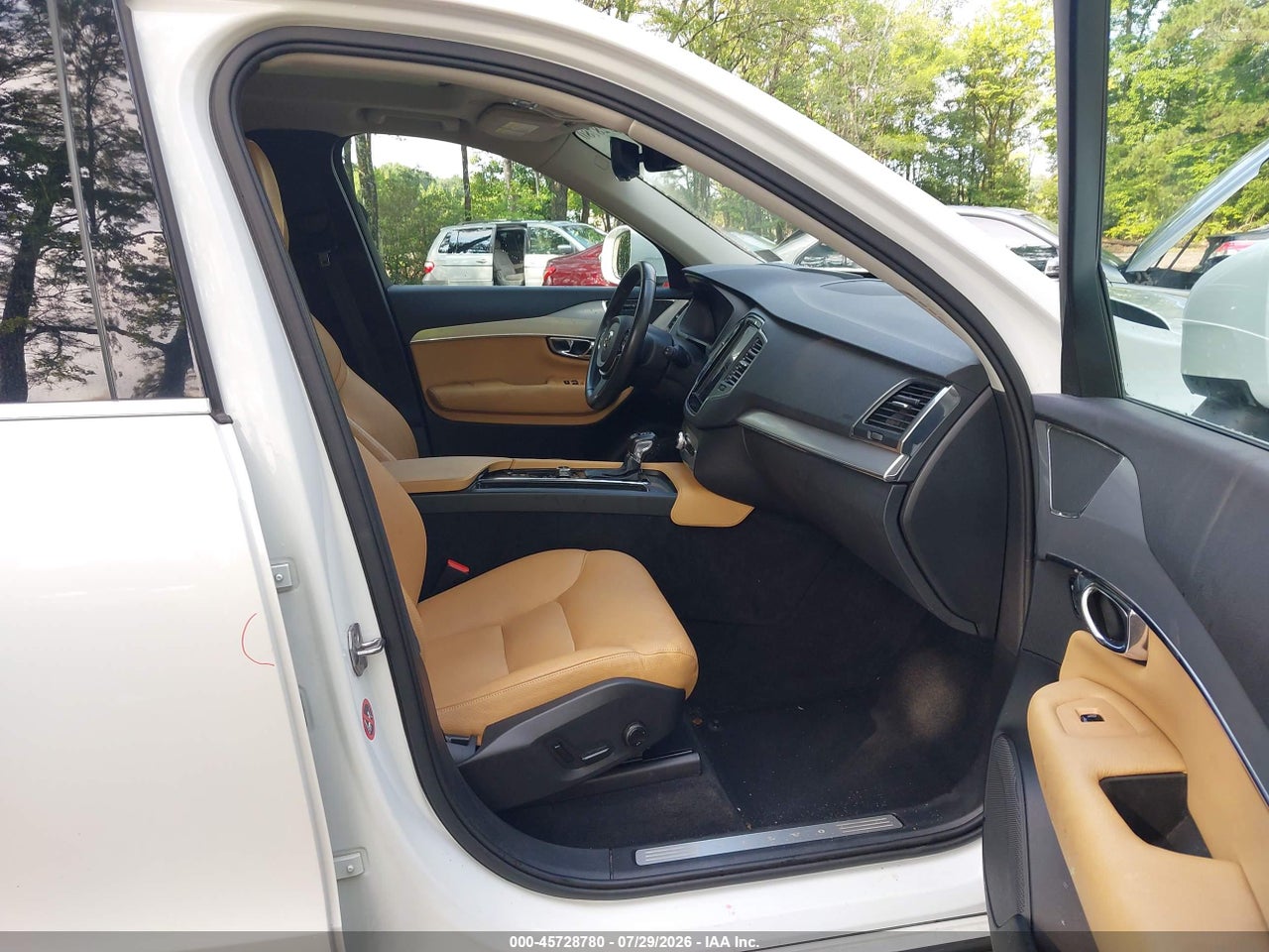 2016 VOLVO XC90 T6 MOMENTUM · 5/11