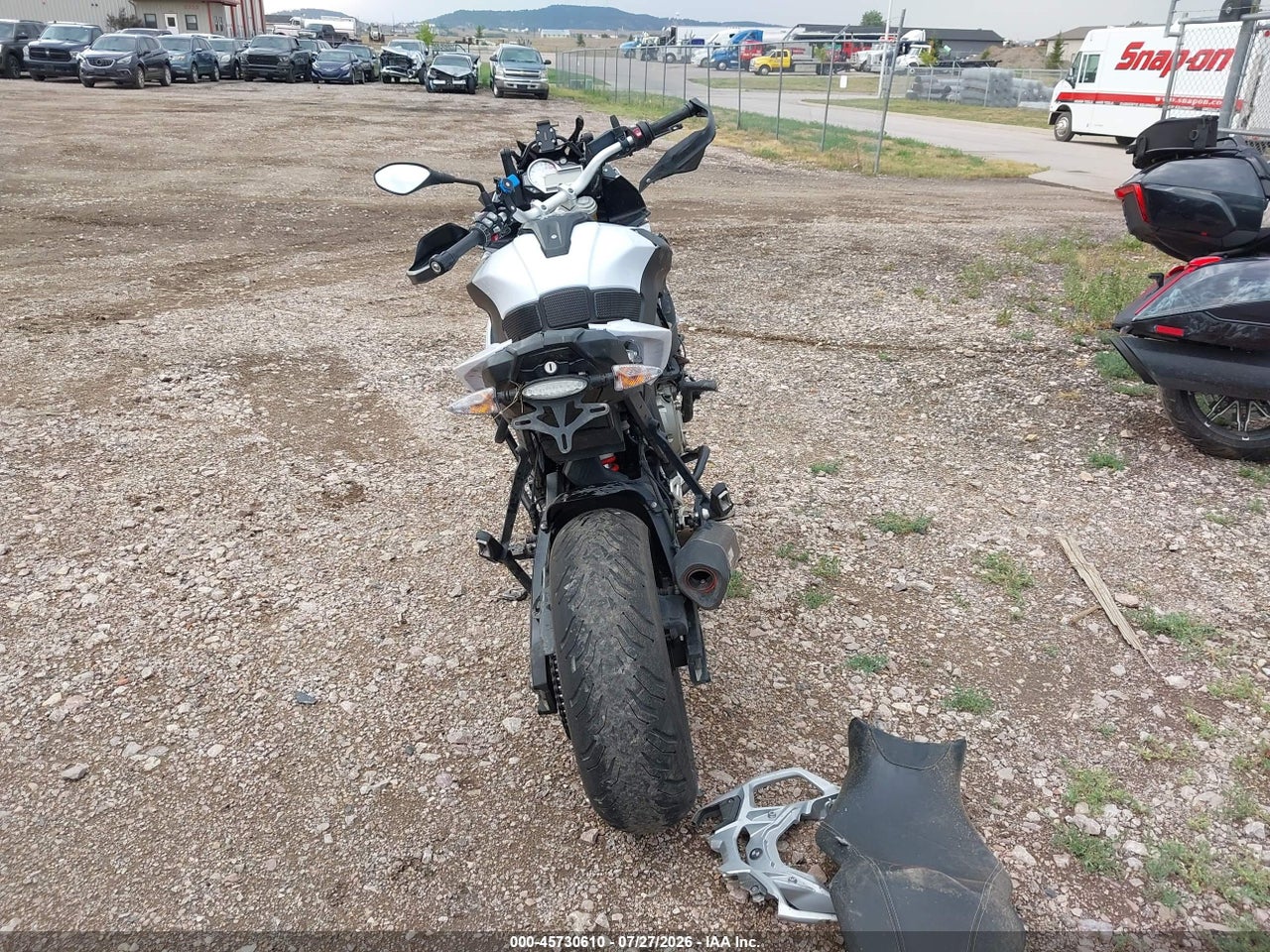 2018 BMW S 1000 XR · 6/11