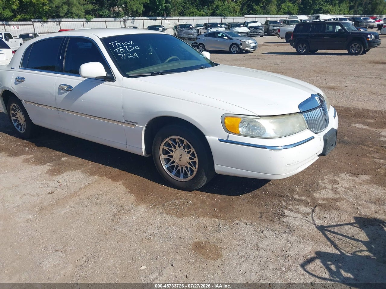 1LNHM82W2YY****** · 2000 LINCOLN TOWN CAR SIGNATURE