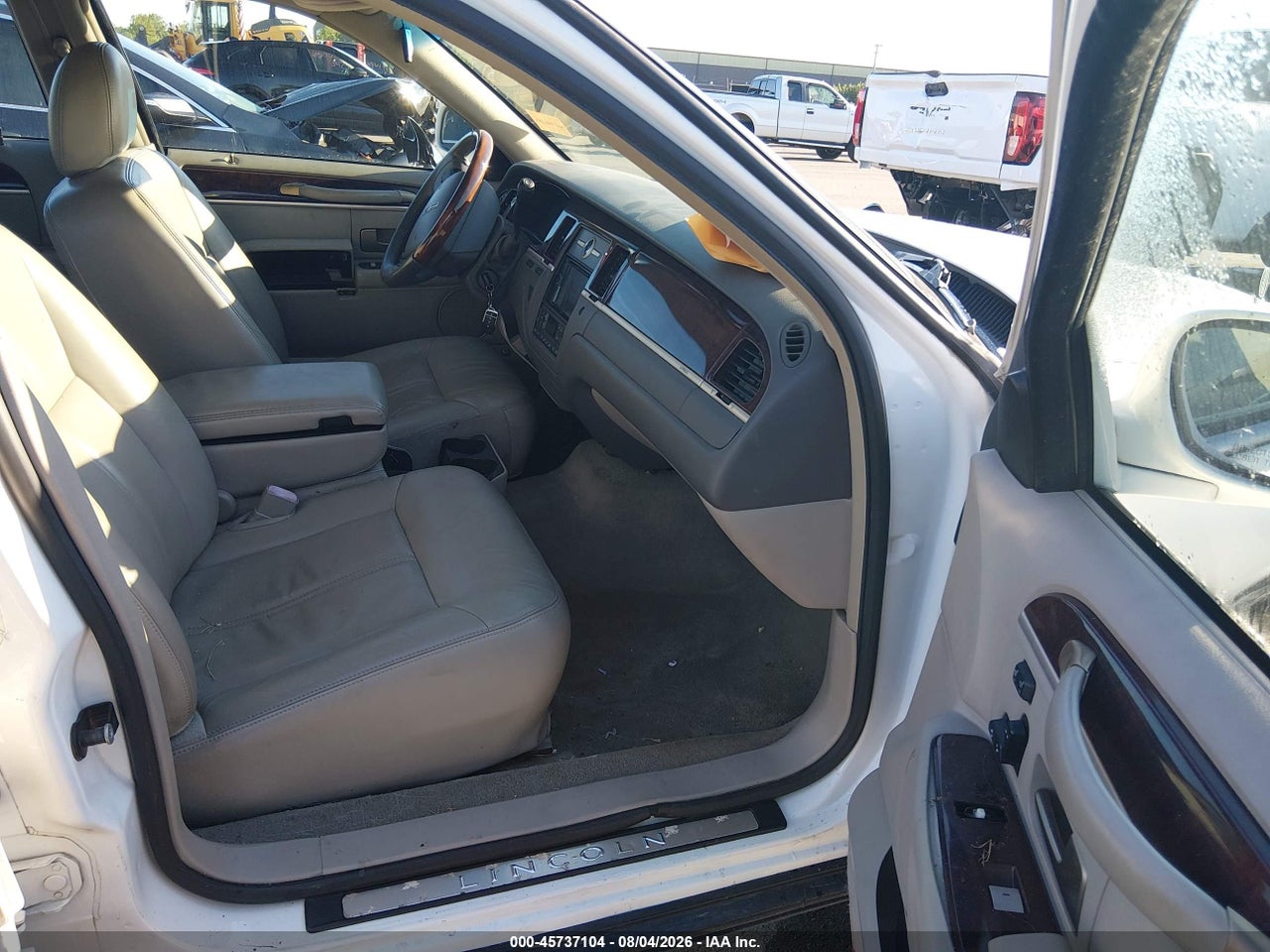 2010 LINCOLN TOWN CAR SIGNATURE LIMITED · 5/11