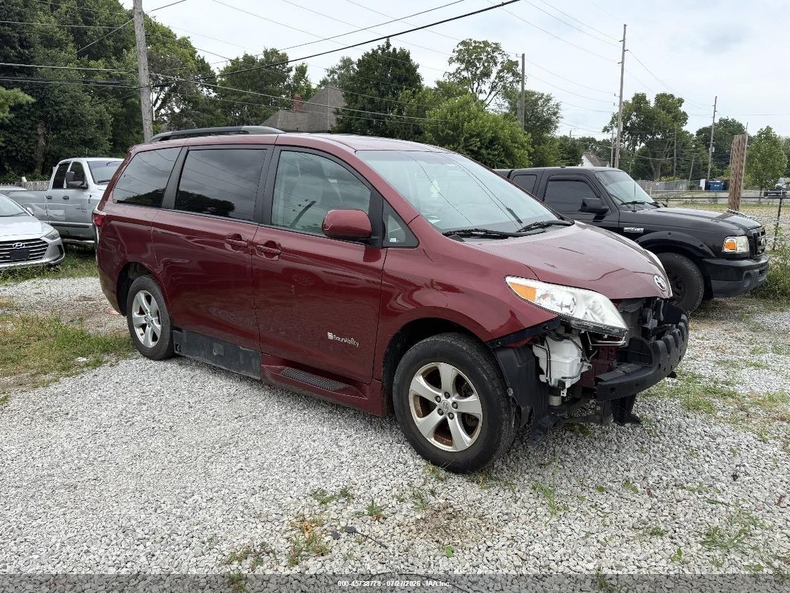 5TDKZ3DC0HS****** · 2017 TOYOTA SIENNA LE