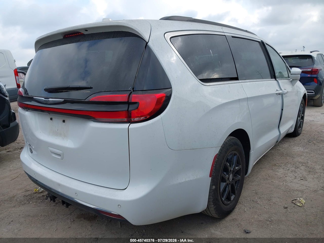 2022 CHRYSLER PACIFICA TOURING L · 4/11