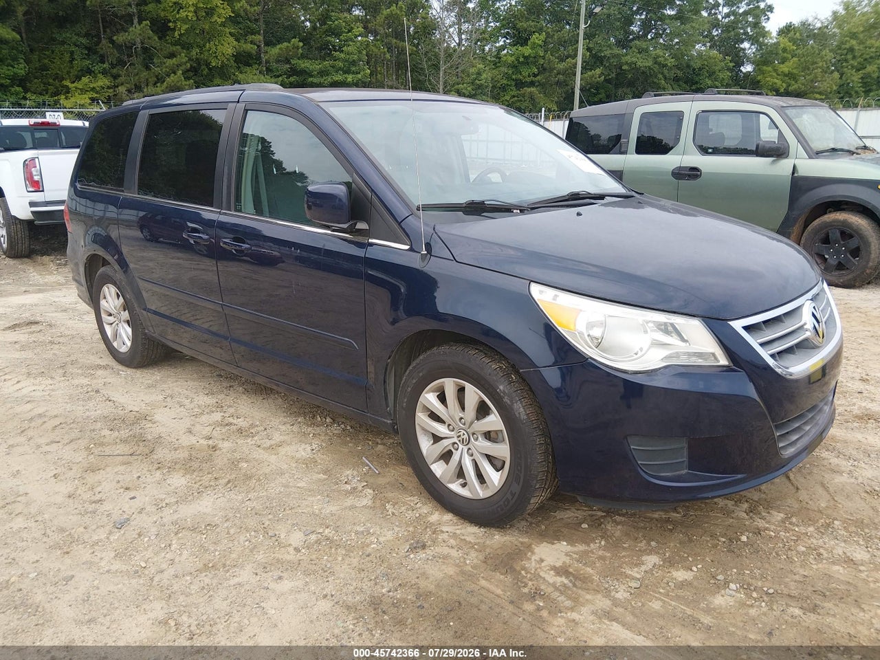 2C4RVABG2ER****** · 2014 VOLKSWAGEN ROUTAN SE