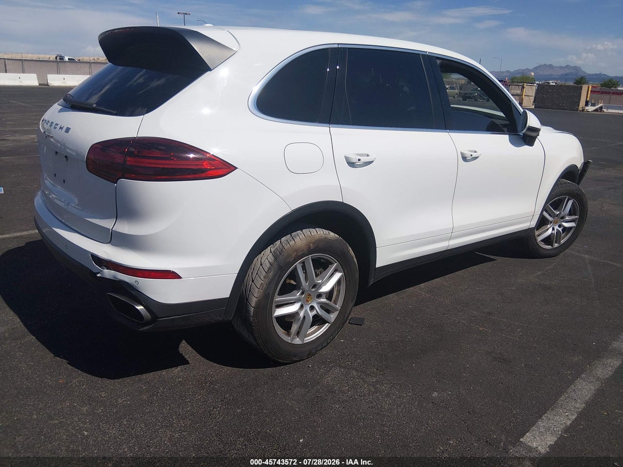 2016 PORSCHE CAYENNE   · 4/10