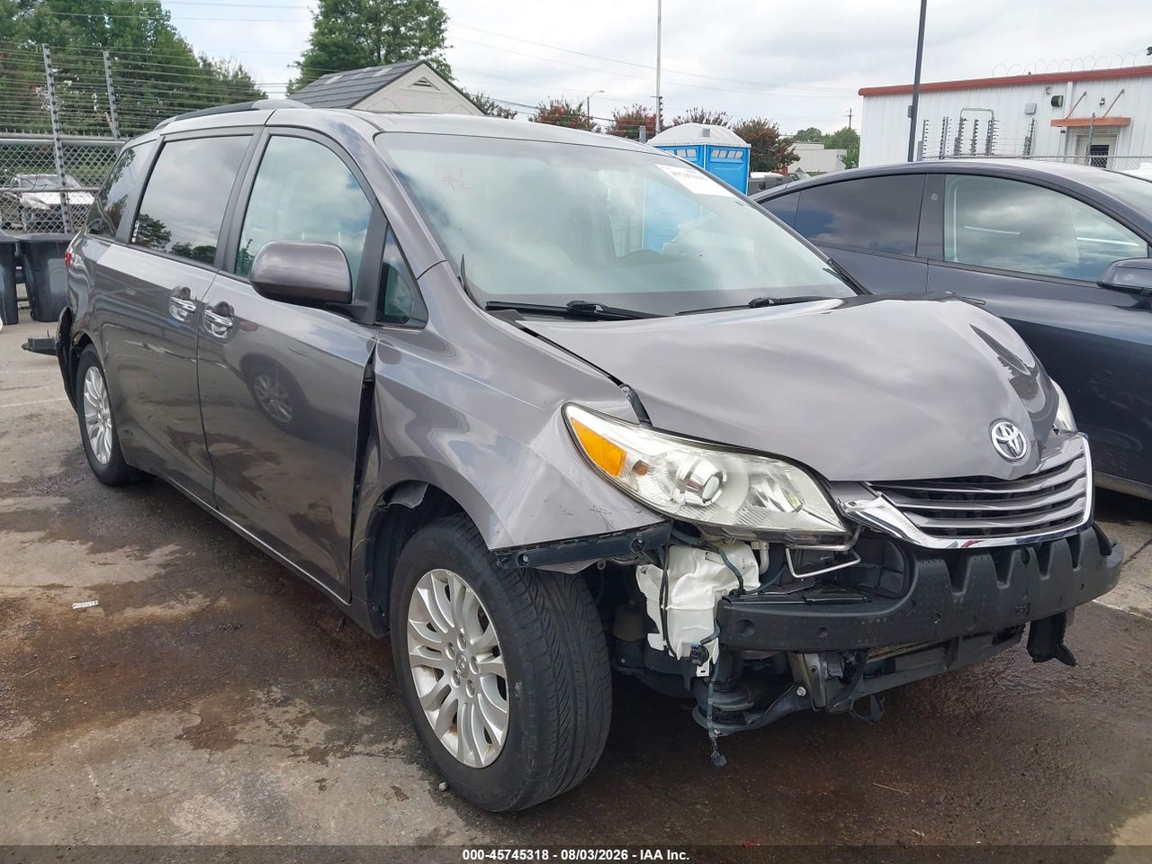 5TDYZ3DC5HS****** · 2017 TOYOTA SIENNA XLE 8 PASSENGER