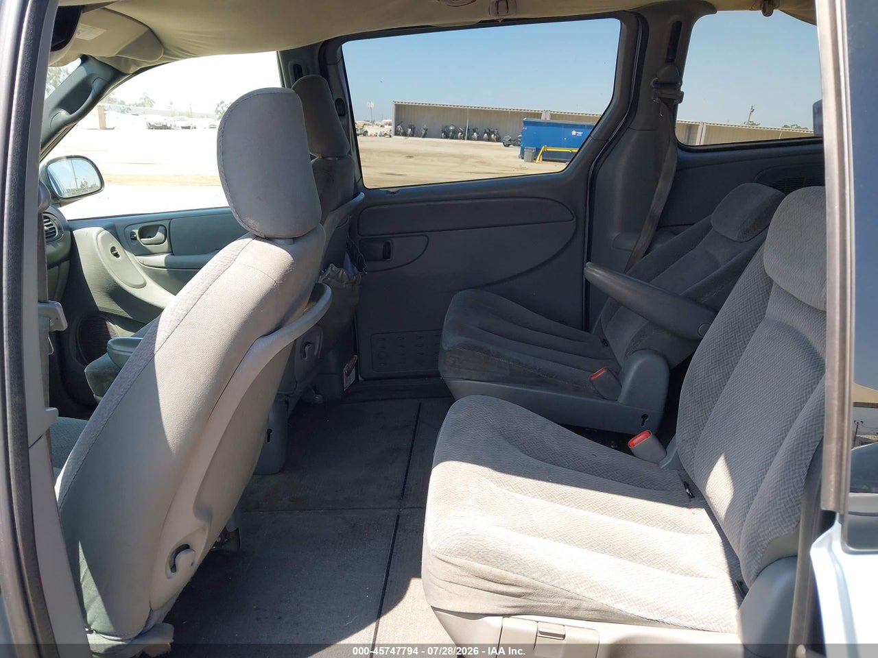 2C4GP44R55R****** · 2005 CHRYSLER TOWN &amp; COUNTRY LX · 8/10