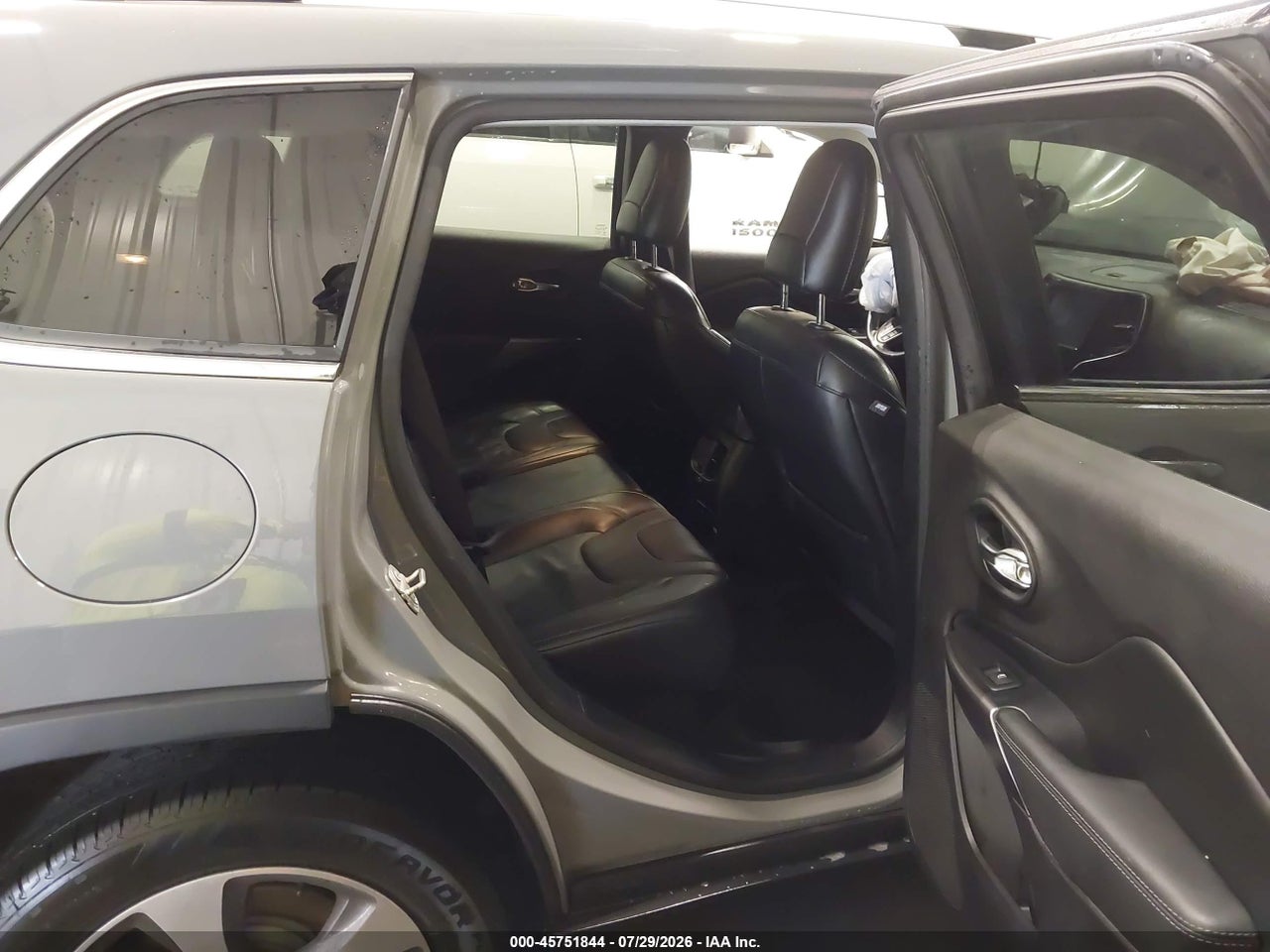 1C4PJMDX6KD****** · 2019 JEEP CHEROKEE LIMITED 4X4 · 8/11