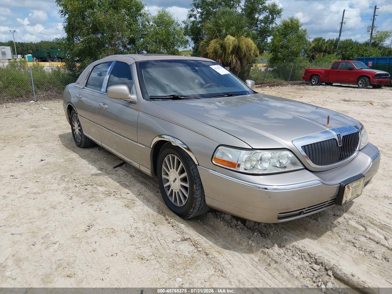 1LNHM82W83Y****** · 2003 LINCOLN TOWN CAR SIGNATURE