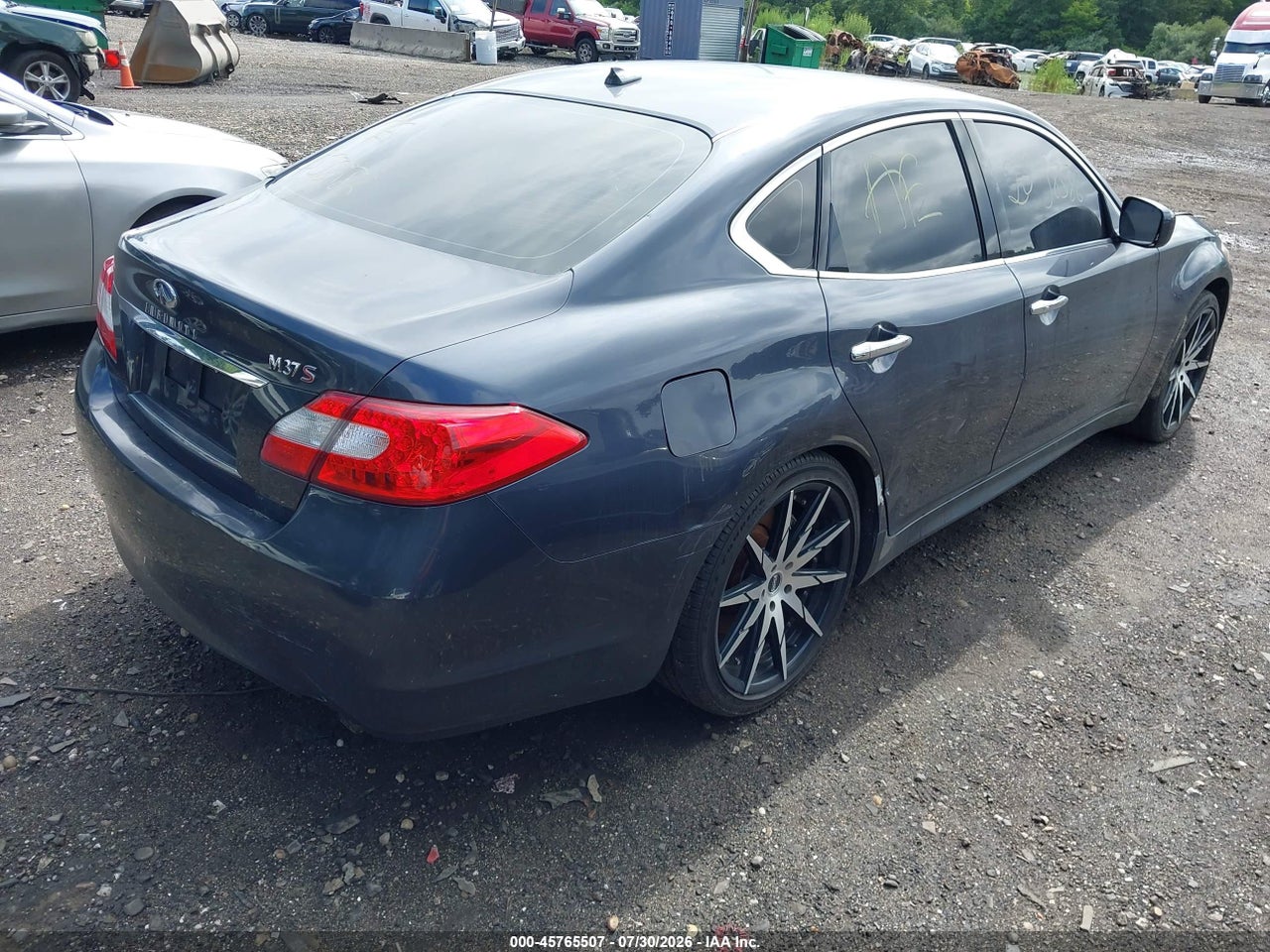 2011 INFINITI M37 · 4/10