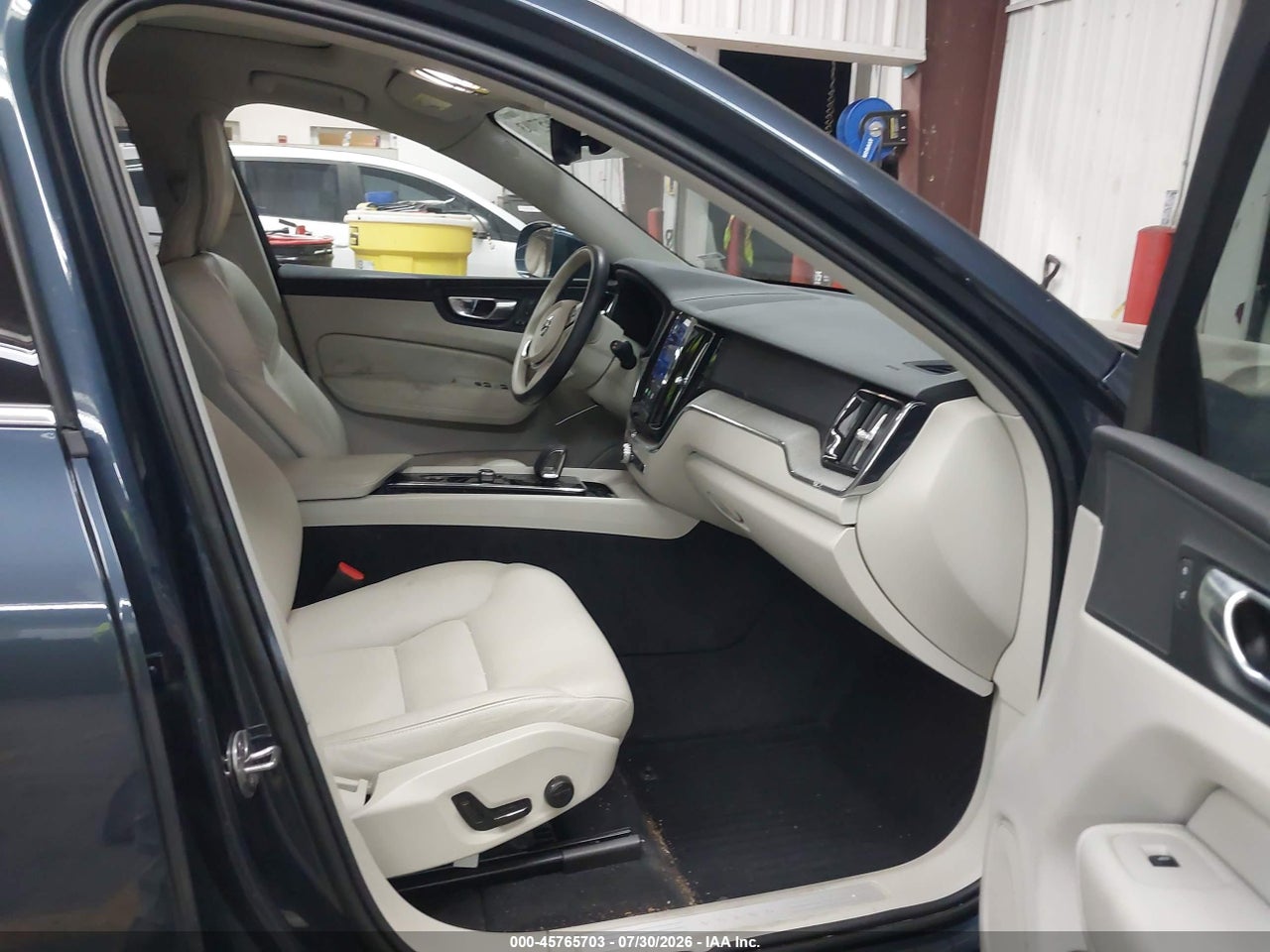 2023 VOLVO XC60 B5 PLUS BRIGHT THEME · 5/11