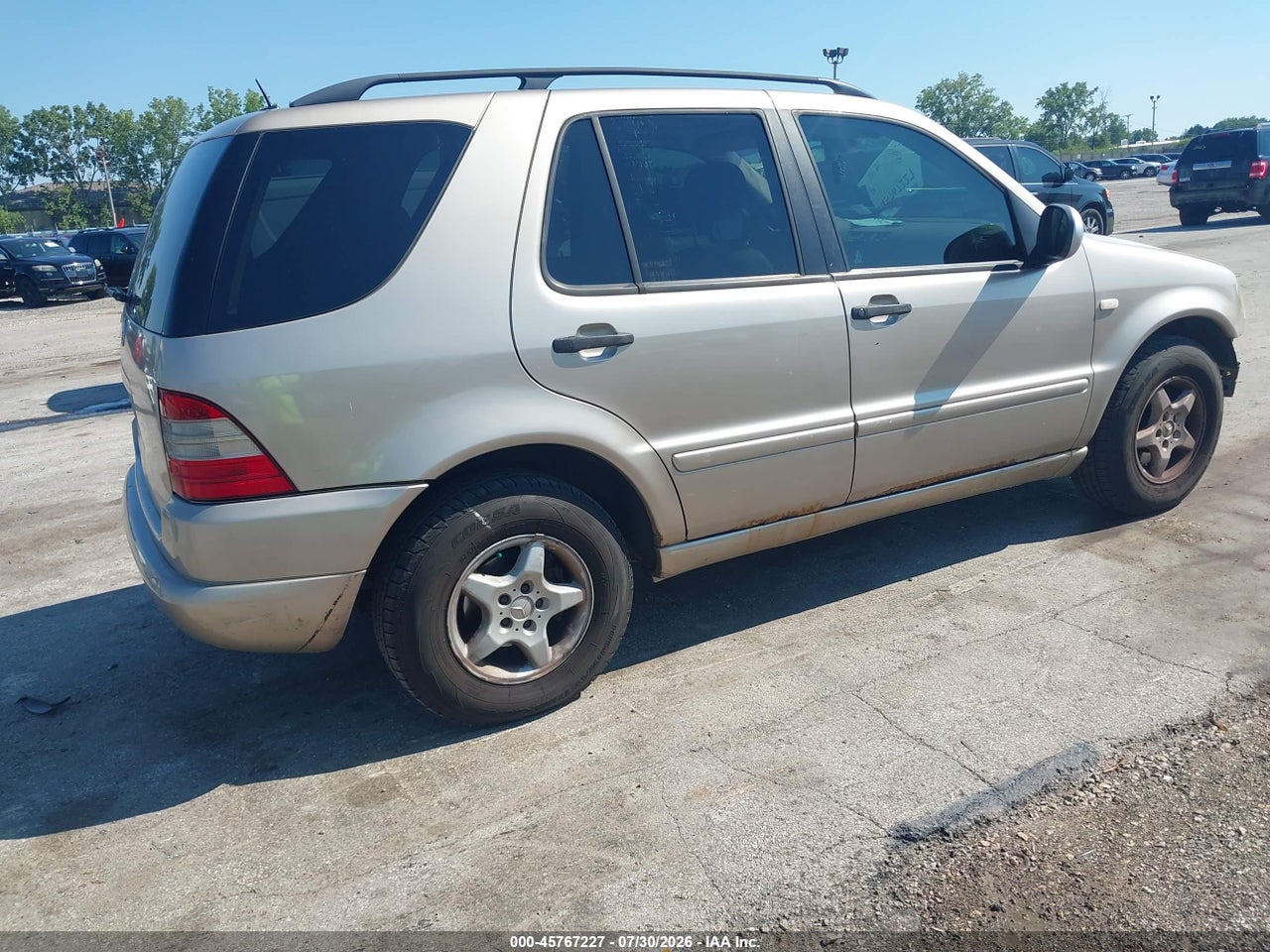 2001 MERCEDES-BENZ ML 320   · 4/11
