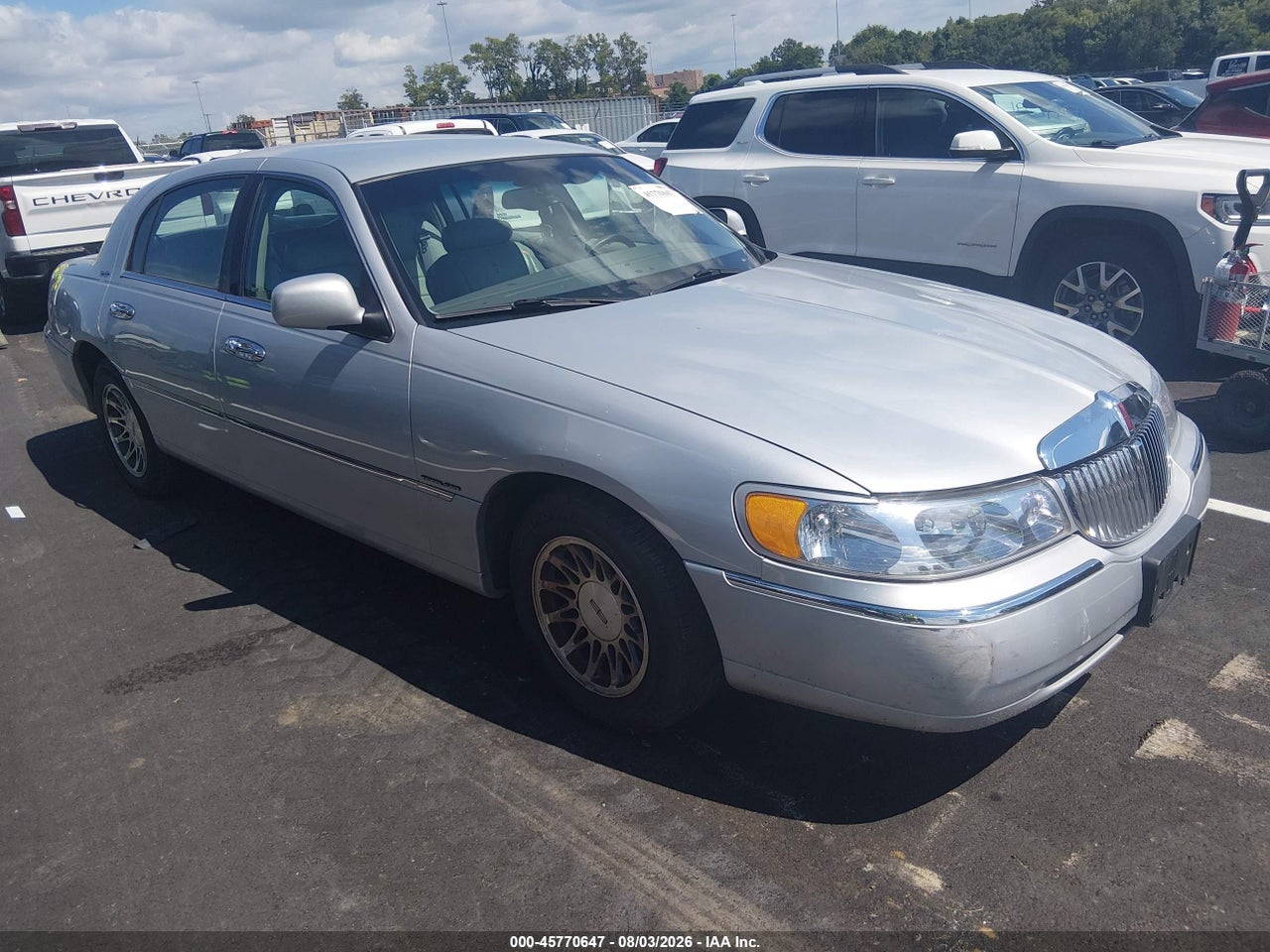 1LNHM82W2YY****** · 2000 LINCOLN TOWN CAR SIGNATURE
