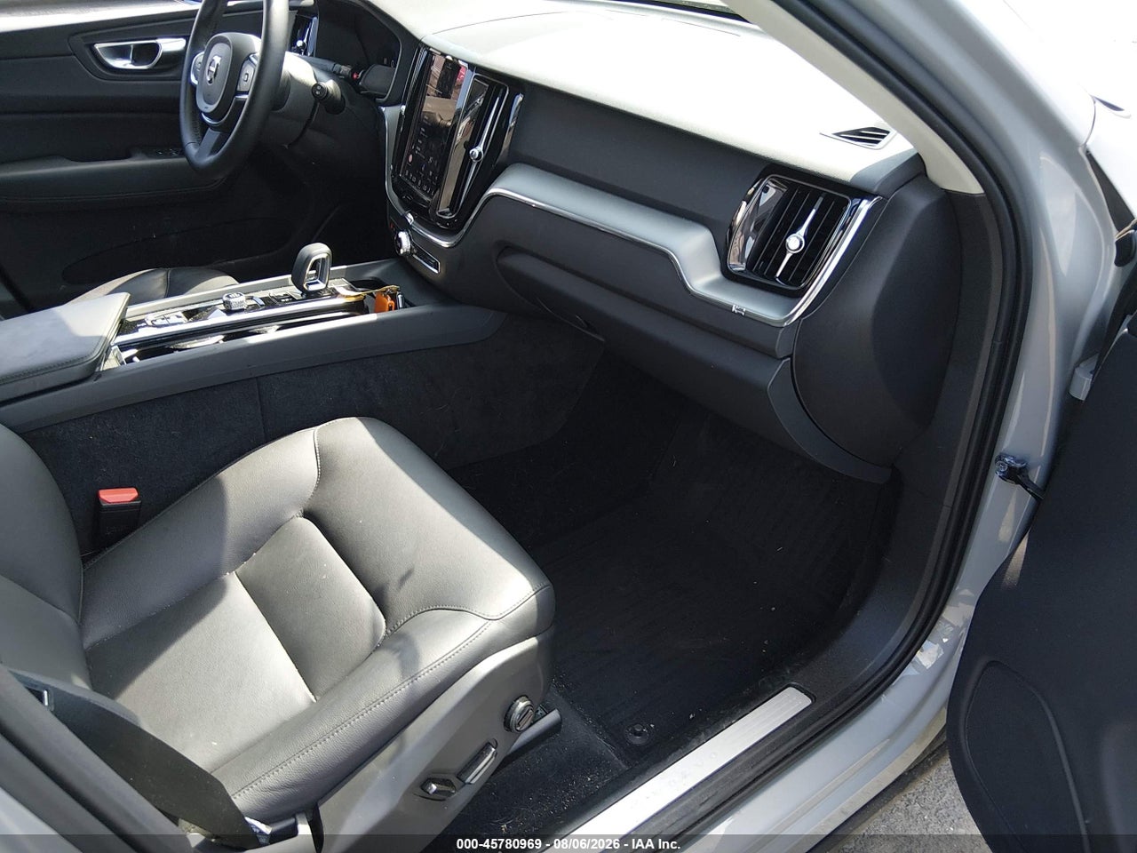 2025 VOLVO XC60 B5 CORE · 5/11