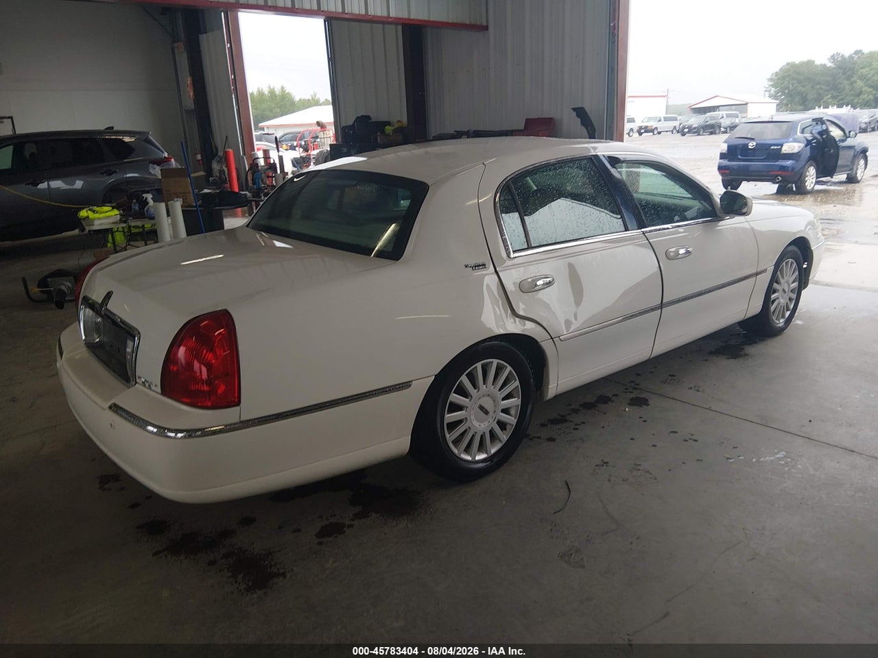 2005 LINCOLN TOWN CAR SIGNATURE LIMITED · 4/11