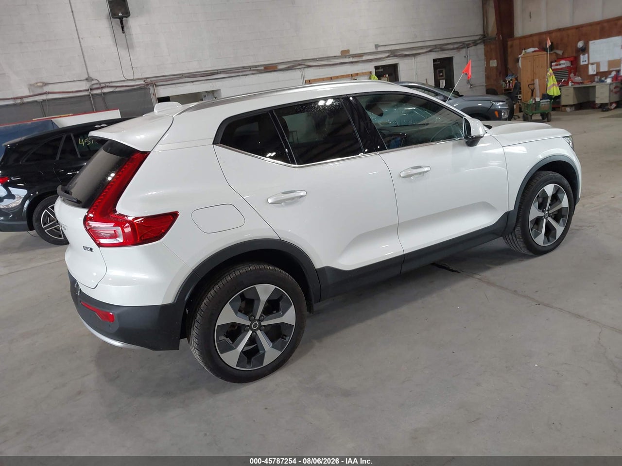 2025 VOLVO XC40 B5 CORE BRIGHT THEME · 4/11