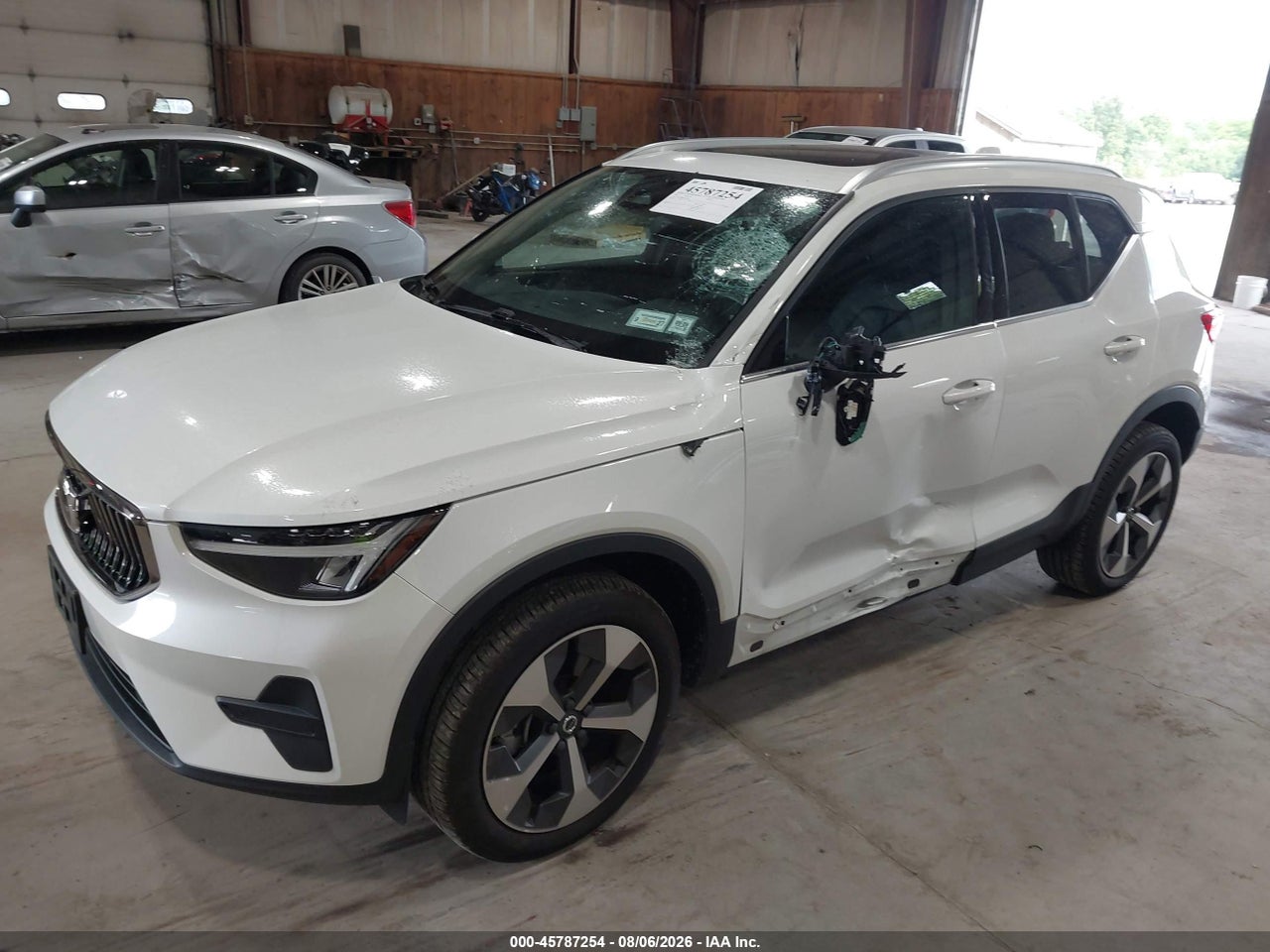 2025 VOLVO XC40 B5 CORE BRIGHT THEME · 2/11
