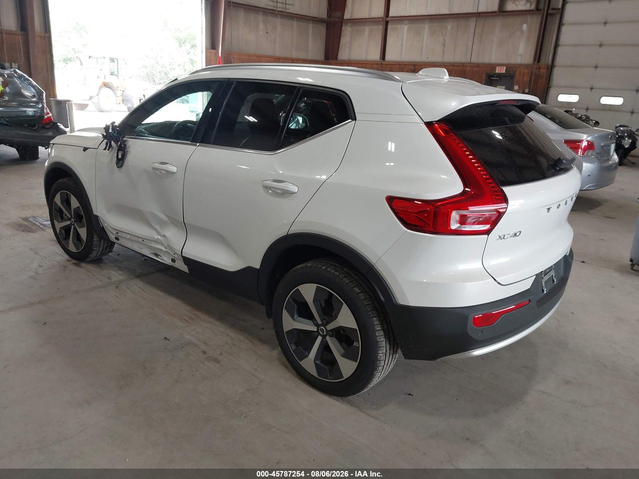 2025 VOLVO XC40 B5 CORE BRIGHT THEME · 3/11