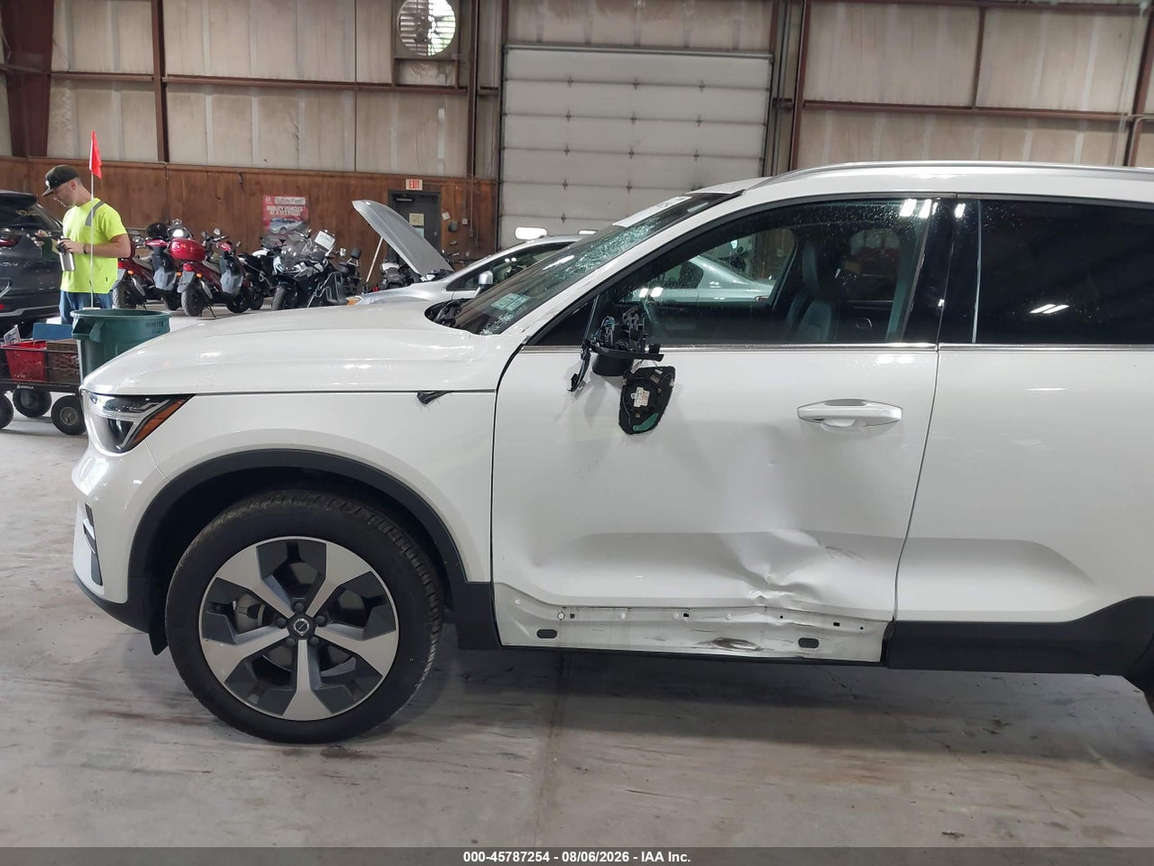 2025 VOLVO XC40 B5 CORE BRIGHT THEME · 6/11