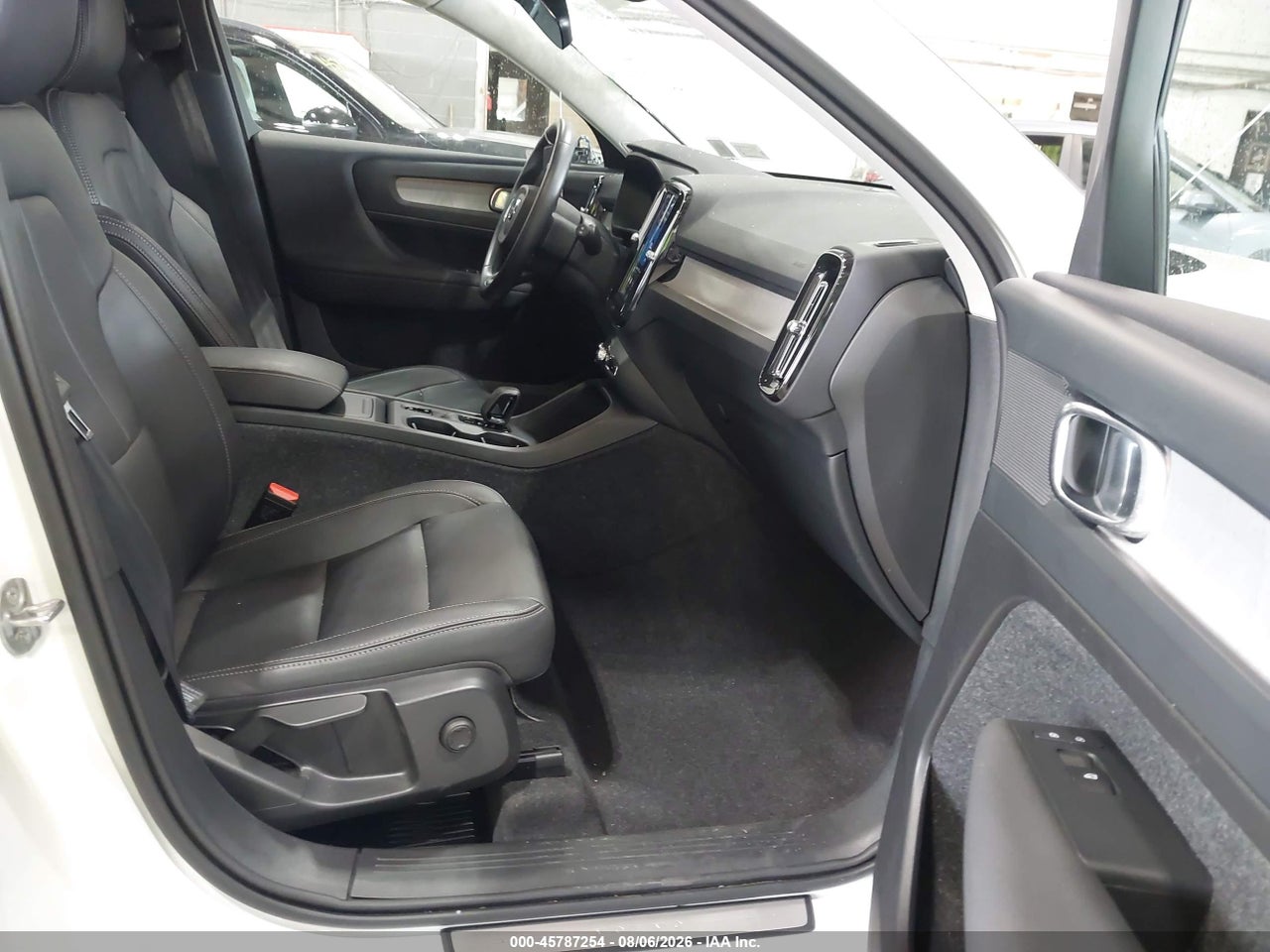 2025 VOLVO XC40 B5 CORE BRIGHT THEME · 5/11