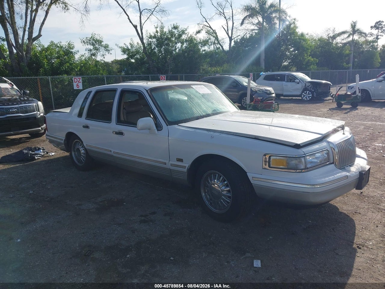 1LNLM82W0VY****** · 1997 LINCOLN TOWN CAR SIGNATURE