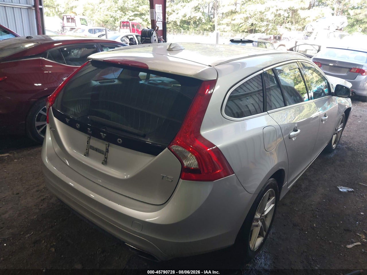 2015 VOLVO V60 T5 PREMIER · 4/11