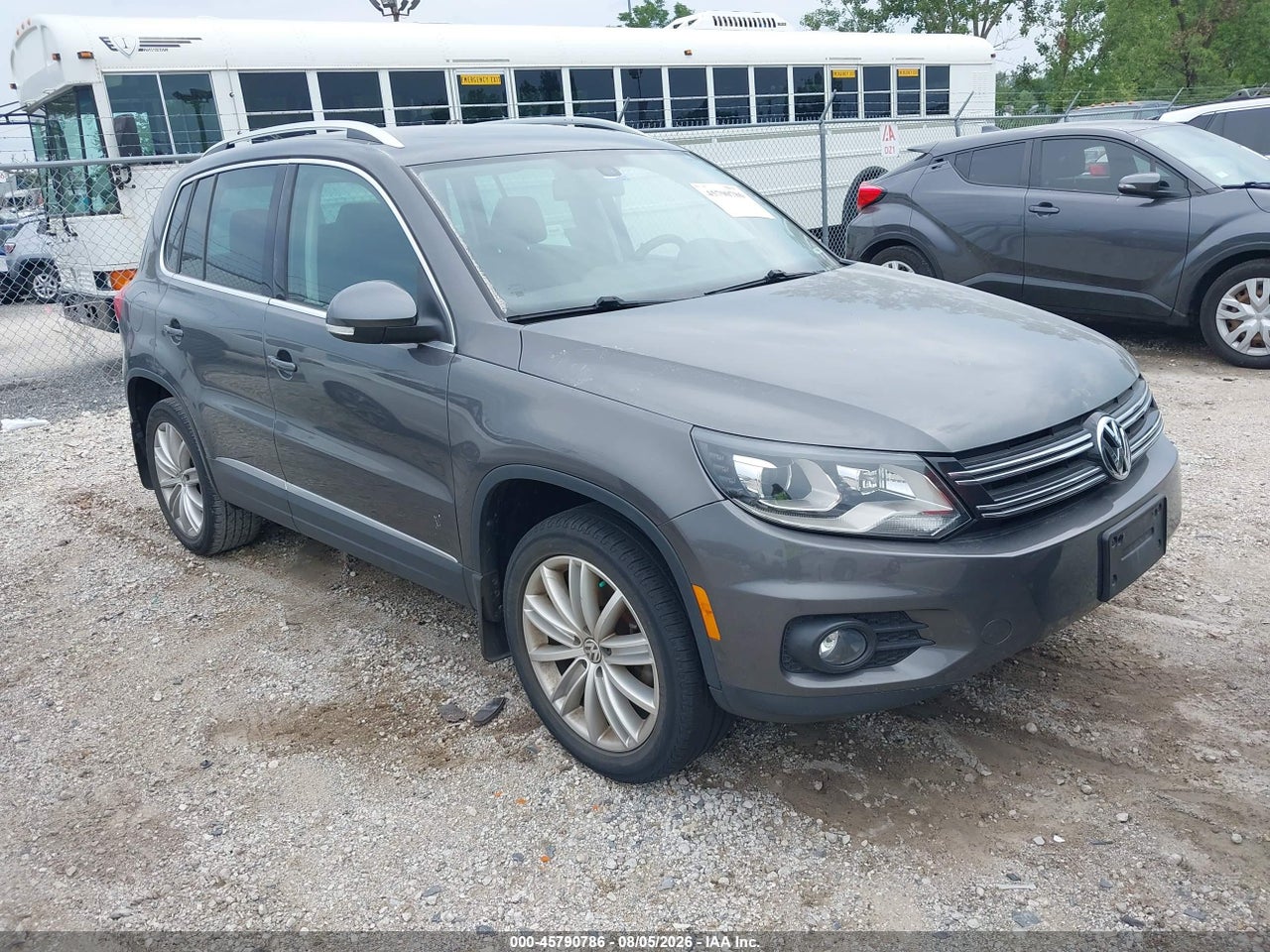 WVGBV7AX8GW****** · 2016 VOLKSWAGEN TIGUAN SE