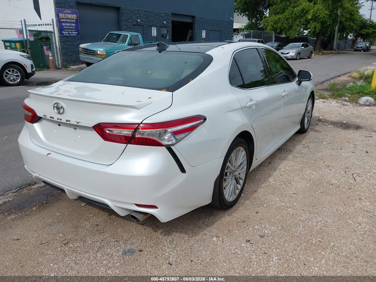 2019 TOYOTA CAMRY XLE · 4/11