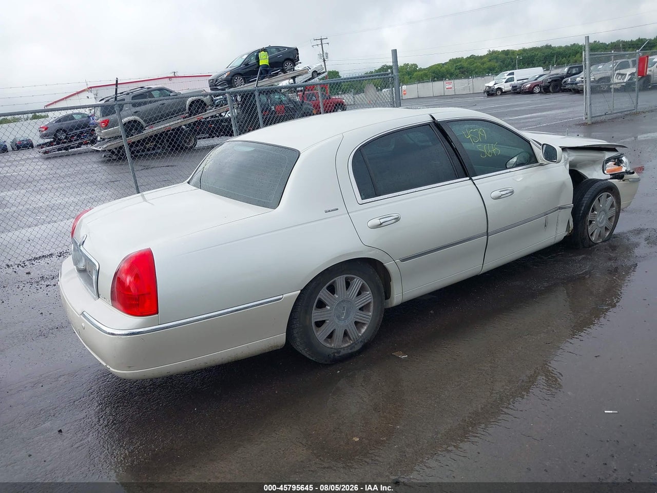 2004 LINCOLN TOWN CAR ULTIMATE · 4/11