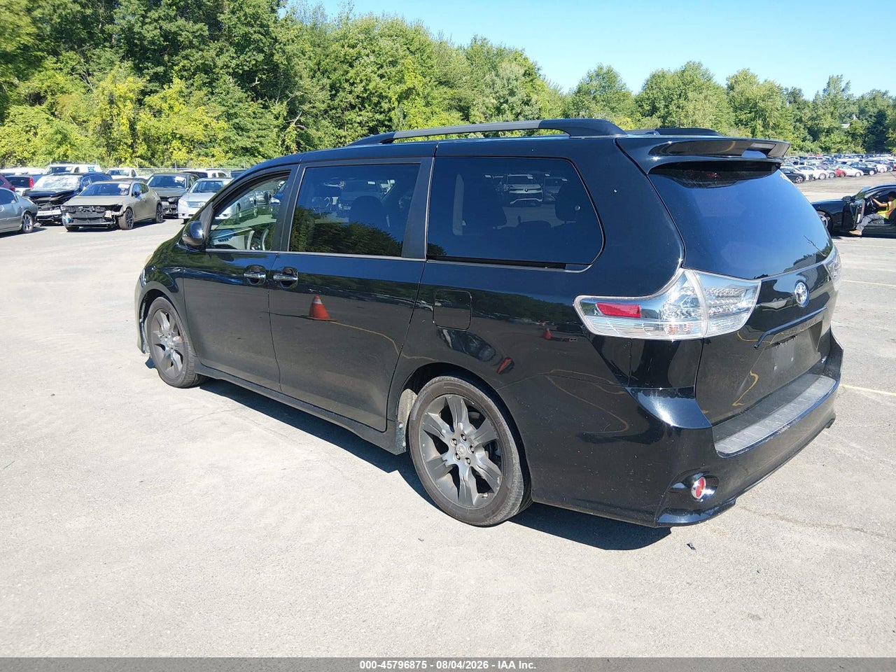 2015 TOYOTA SIENNA SE 8 PASSENGER · 3/11