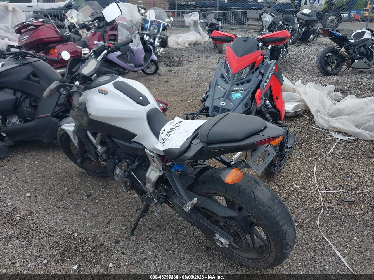 2015 YAMAHA FZ07 · 3/10