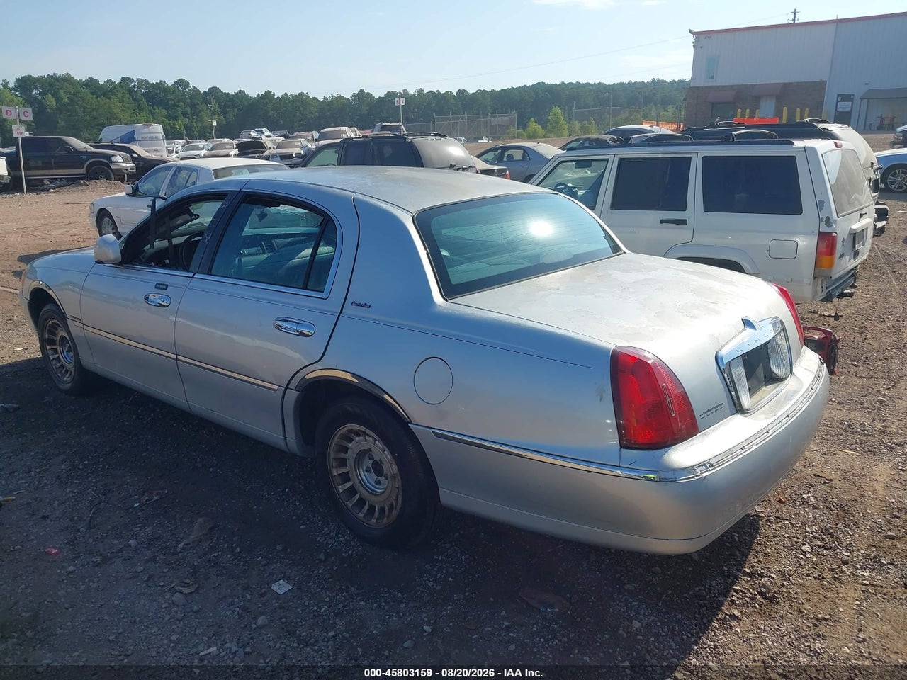 2001 LINCOLN TOWN CAR EXECUTIVE · 3/10