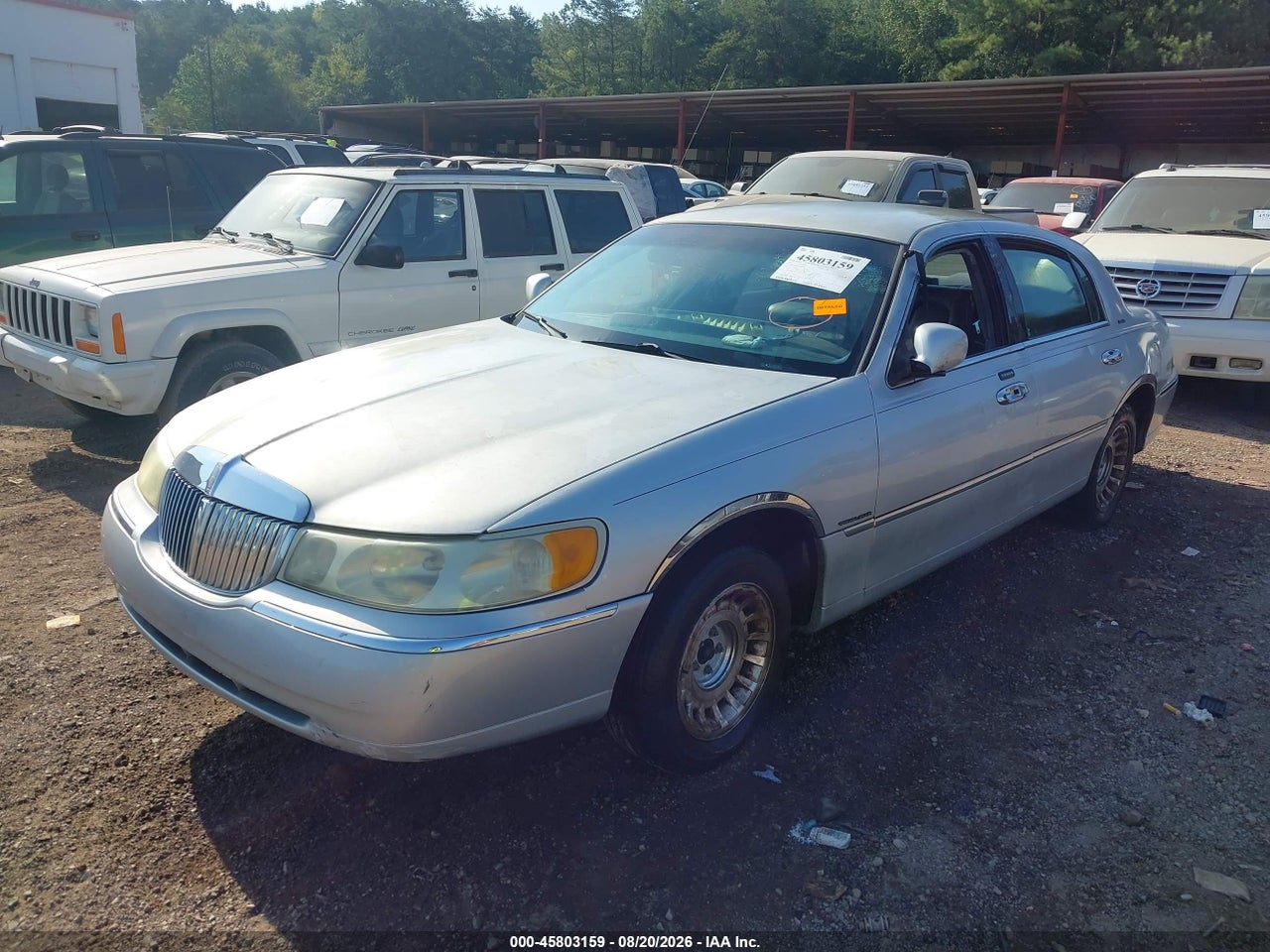 2001 LINCOLN TOWN CAR EXECUTIVE · 2/10