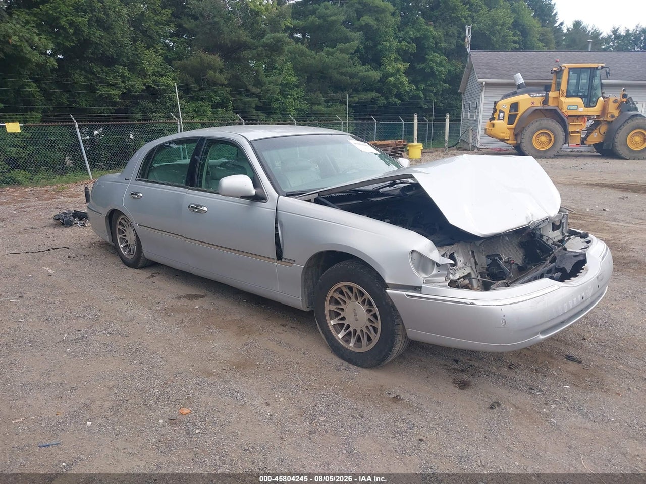 1LNHM82W7YY****** · 2000 LINCOLN TOWN CAR SIGNATURE