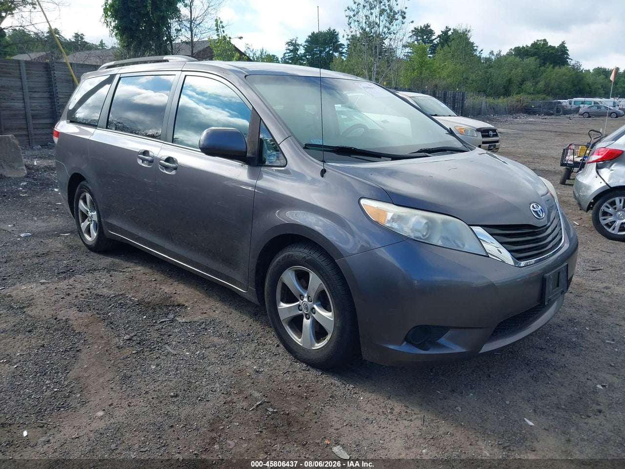 5TDKK3DC6BS****** · 2011 TOYOTA SIENNA LE V6