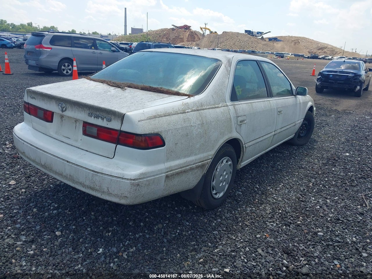 1997 TOYOTA CAMRY LE · 4/11