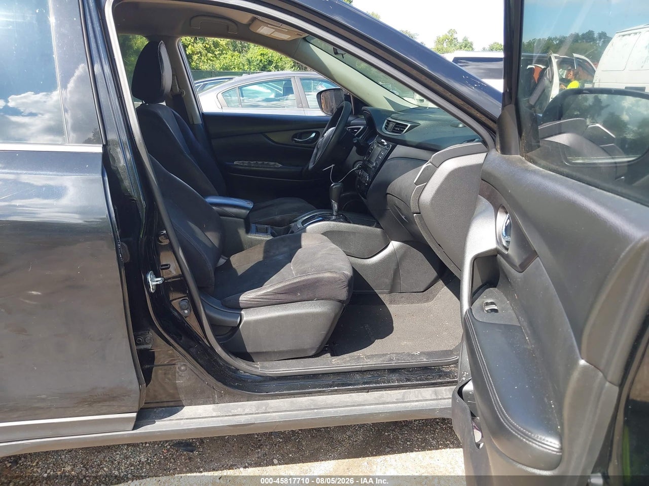 2016 NISSAN ROGUE S · 5/11