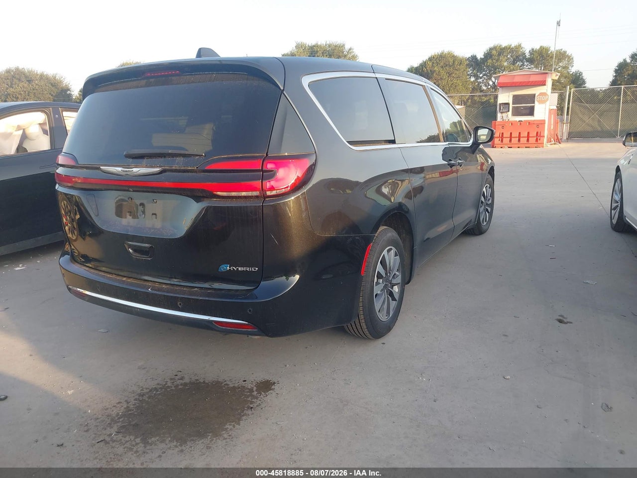 2023 CHRYSLER PACIFICA HYBRID TOURING L · 4/11