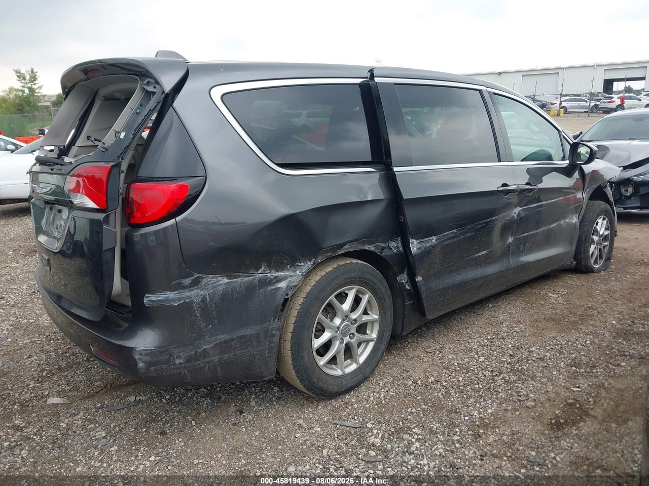 2017 CHRYSLER PACIFICA TOURING · 4/11