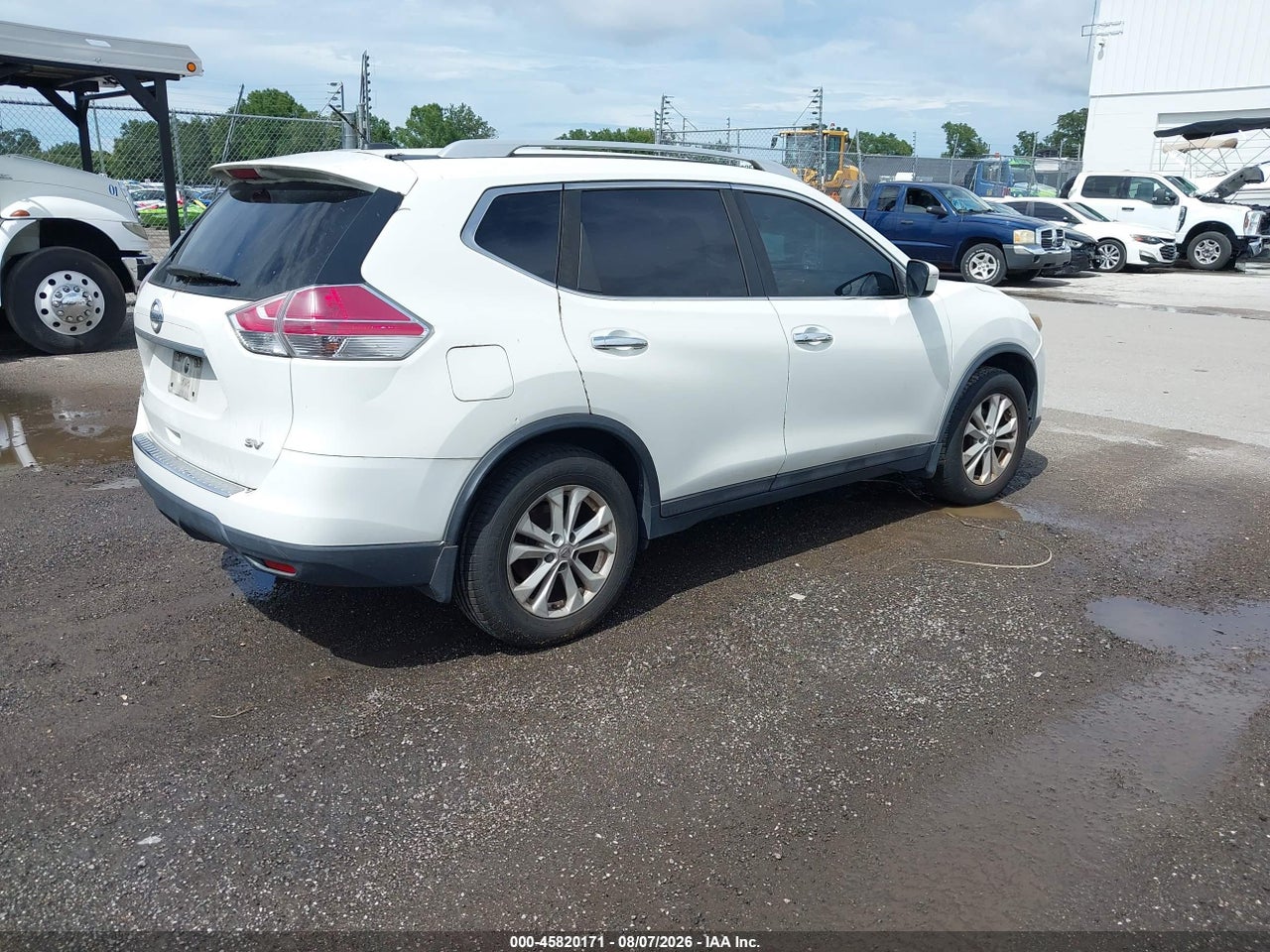 2015 NISSAN ROGUE SV · 4/11