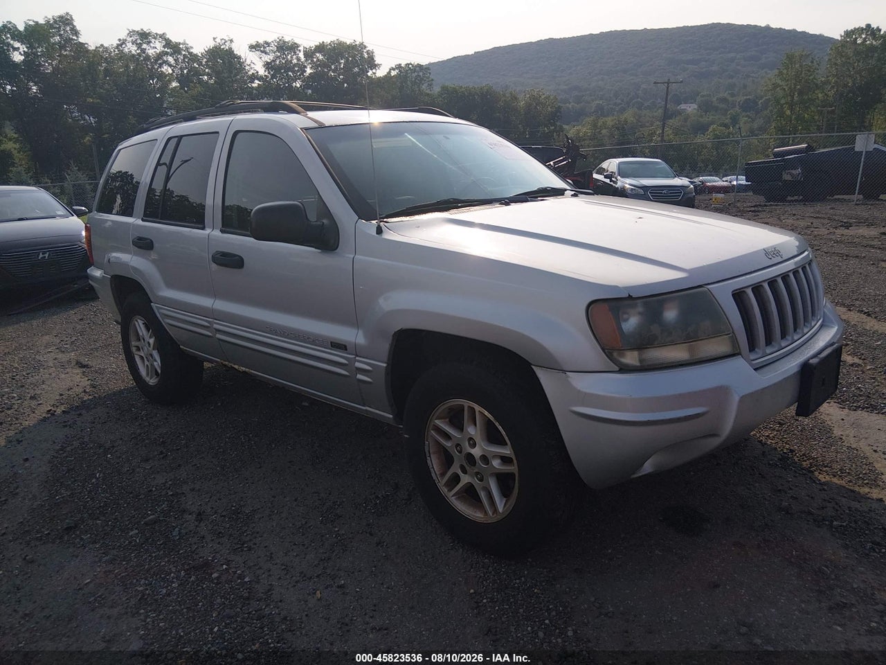 1J4GW48N54C****** · 2004 JEEP GRAND CHEROKEE LAREDO