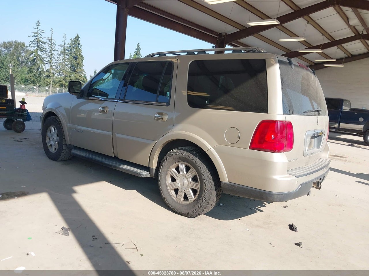 2005 LINCOLN NAVIGATOR · 3/11