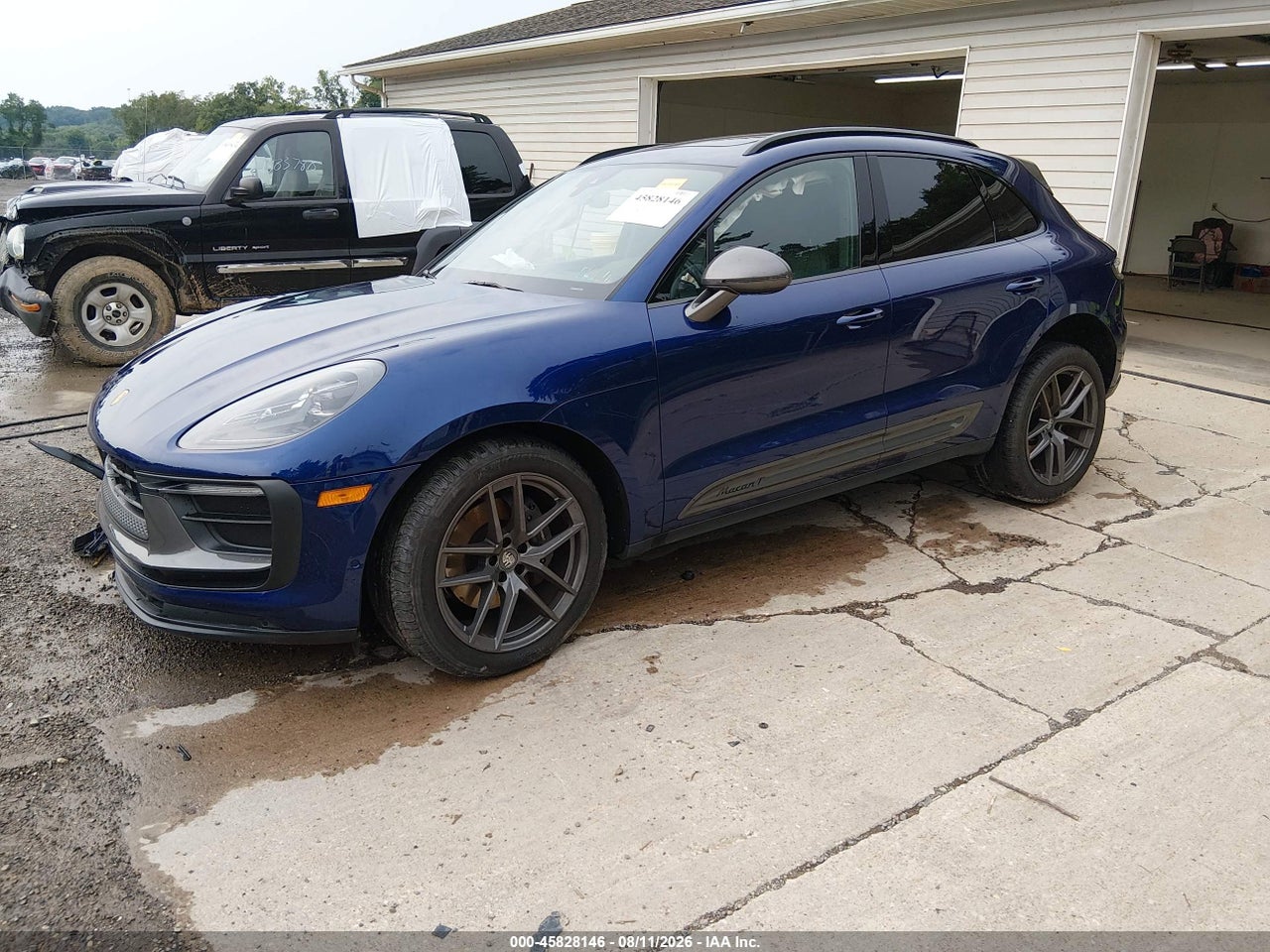 2024 PORSCHE MACAN T · 2/11