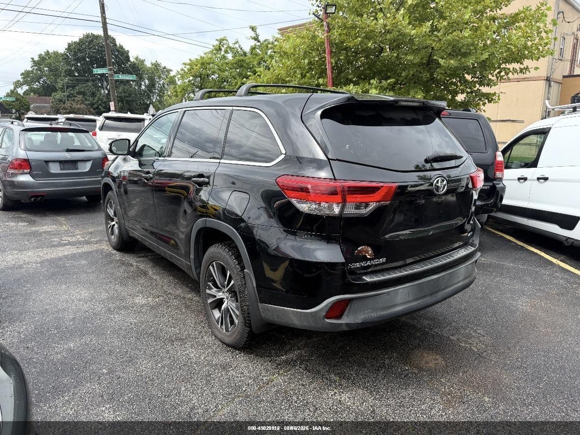 2018 TOYOTA HIGHLANDER LE · 3/10