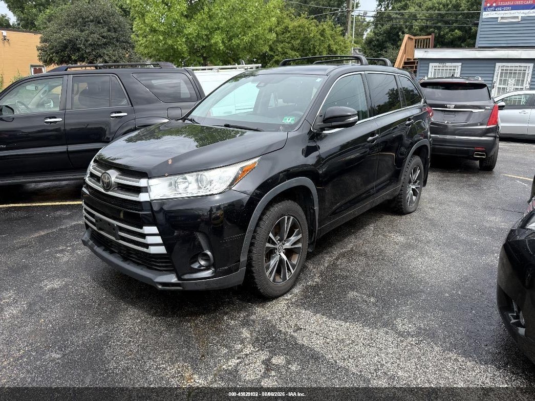 2018 TOYOTA HIGHLANDER LE · 2/10