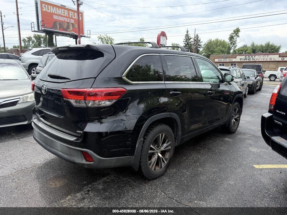 2018 TOYOTA HIGHLANDER LE · 4/10