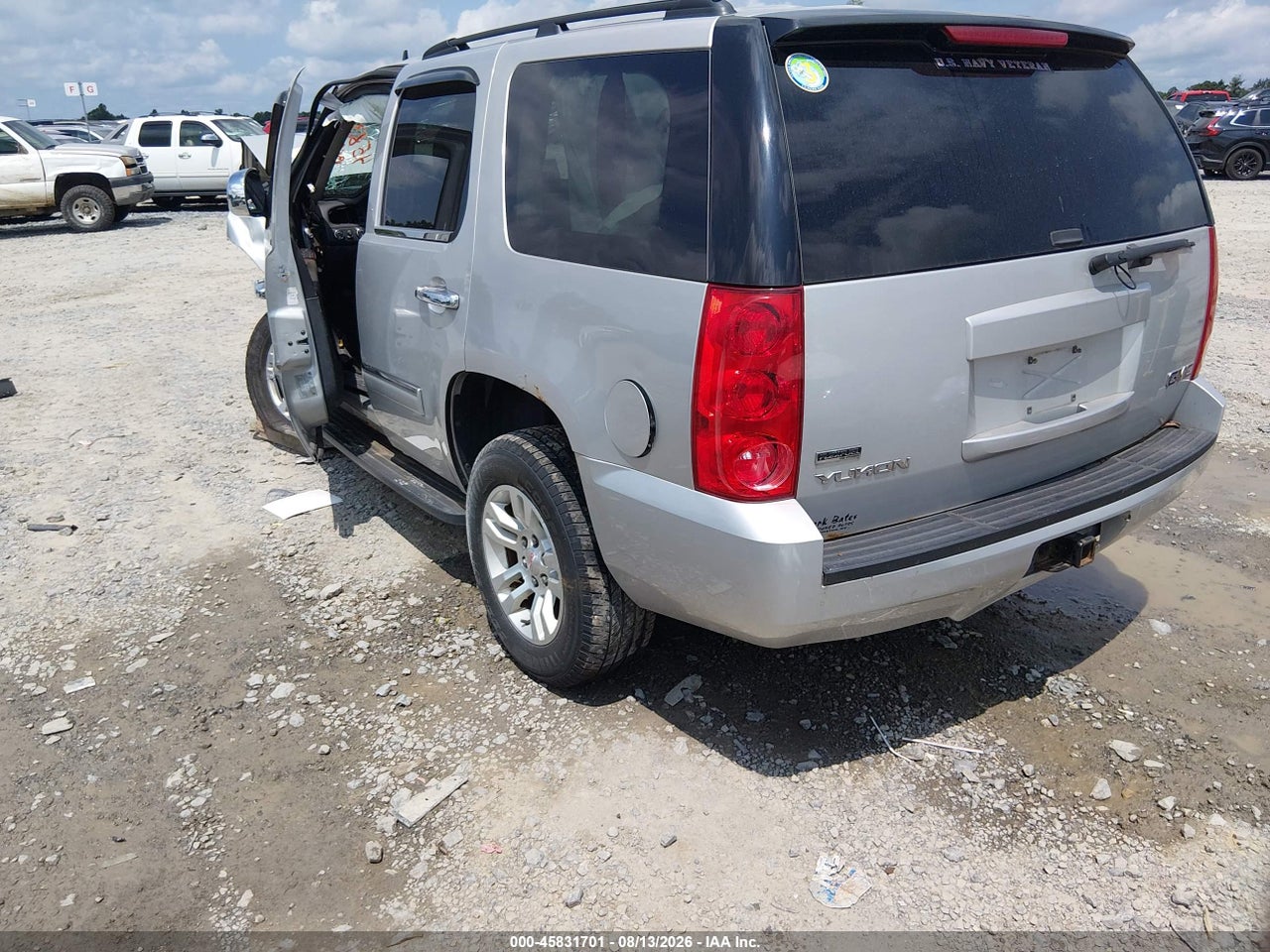 2011 GMC YUKON SLE · 3/11