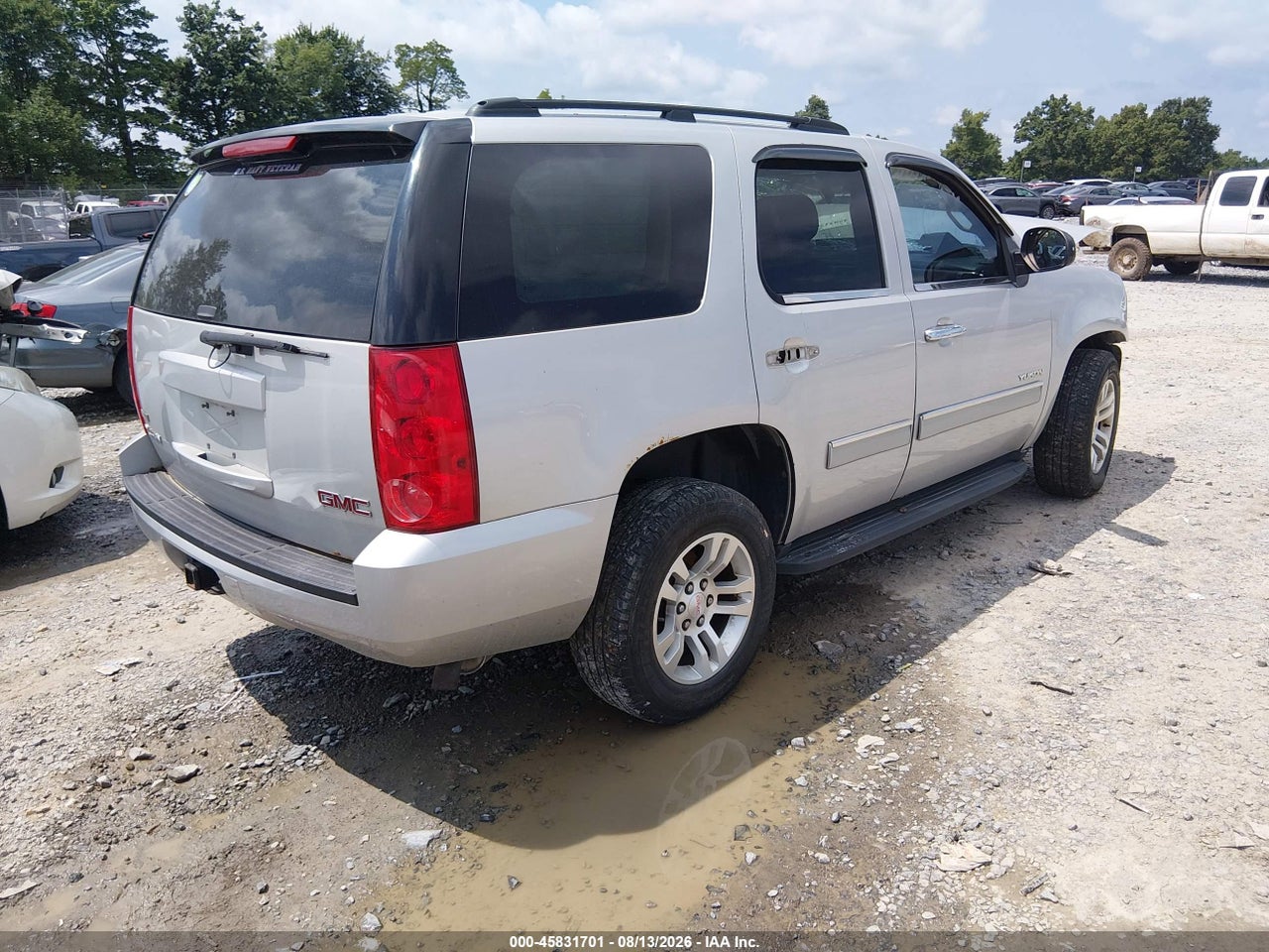 2011 GMC YUKON SLE · 4/11
