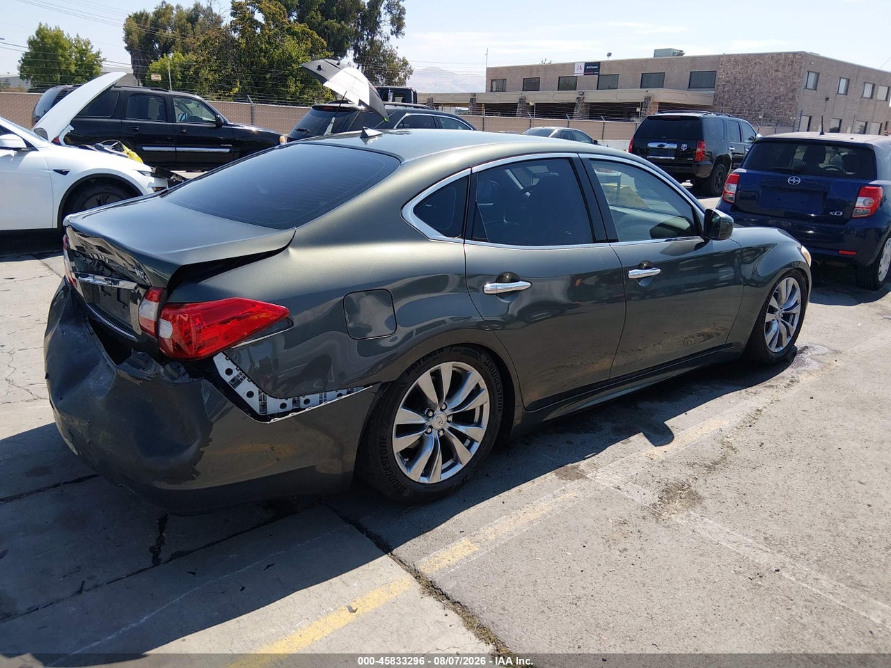 2011 INFINITI M37X · 4/11