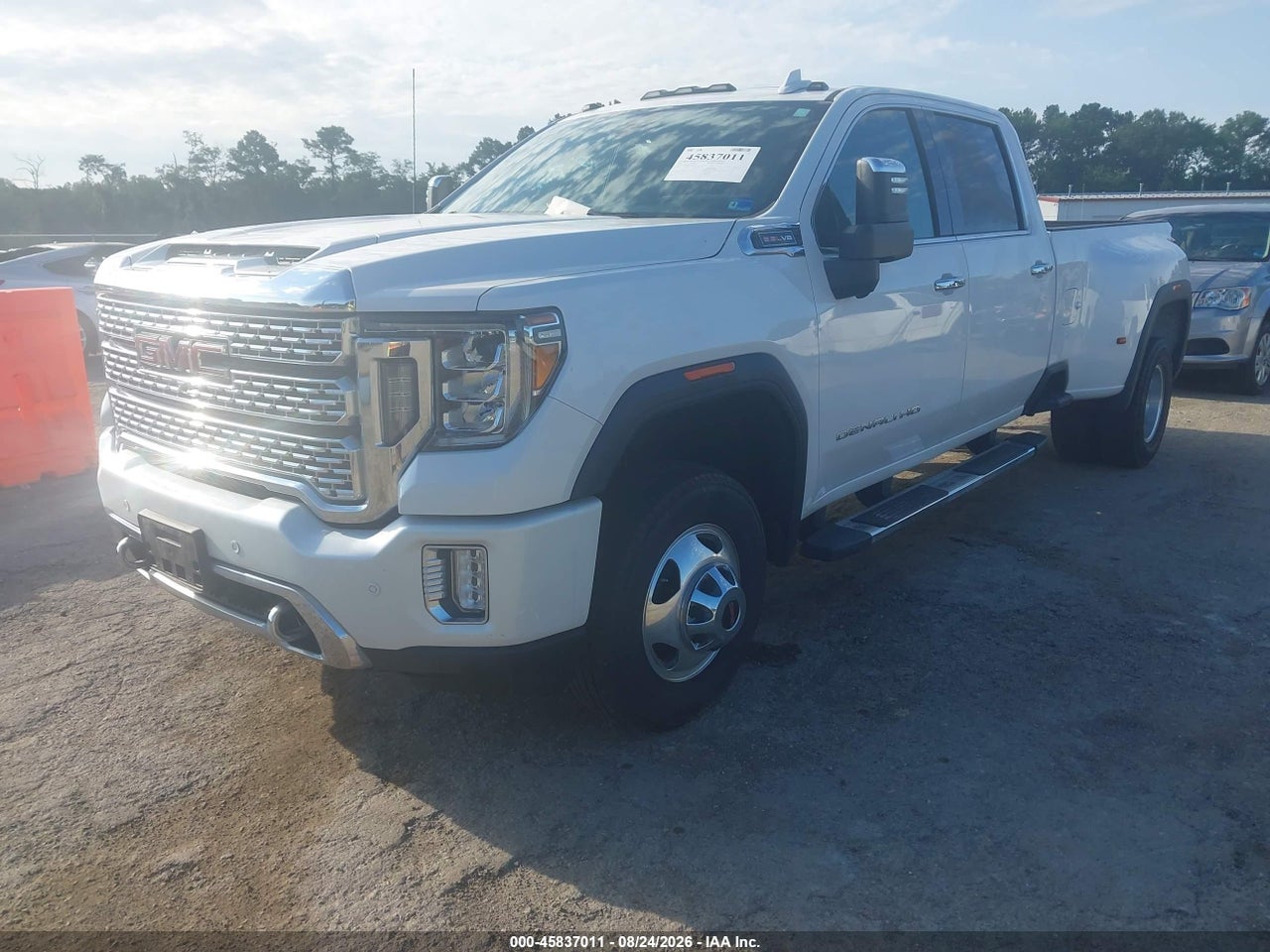 2020 GMC SIERRA 3500HD 4WD  LONG BED DENALI · 2/4