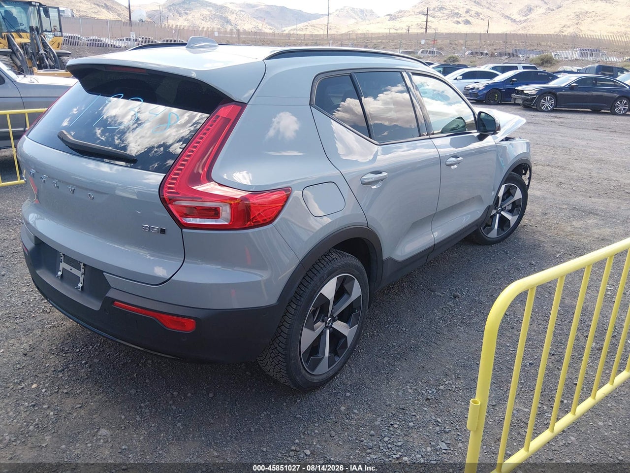 2024 VOLVO XC40 B5 PLUS DARK THEME · 4/11